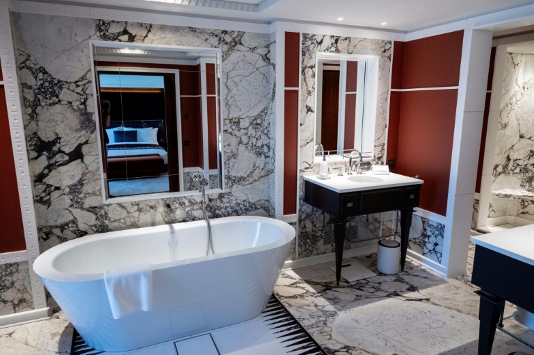 La salle de bains d'une suite à bord du voilier Orient Express Corinthian, aux Chantiers de l'Atlantique à Saint-Nazaire, le 28 avril 2026 en Loire-Atlantique