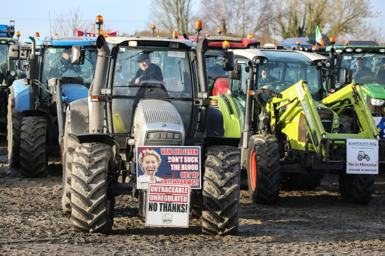 Manifestation d'agriculteurs contre l'accord de libre-échange entre l'Union européenne et le Mercosur à Athlone, dans le centre de l'Irlande, le 10 janvier 2026