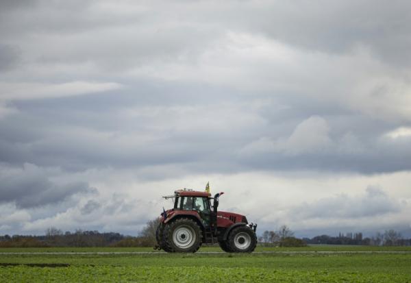 Un agriculteur opposé à l'accord UE-Mercosur conduit son tracteur à Arras, dans le nord de la France, le 19 novembre 2025
