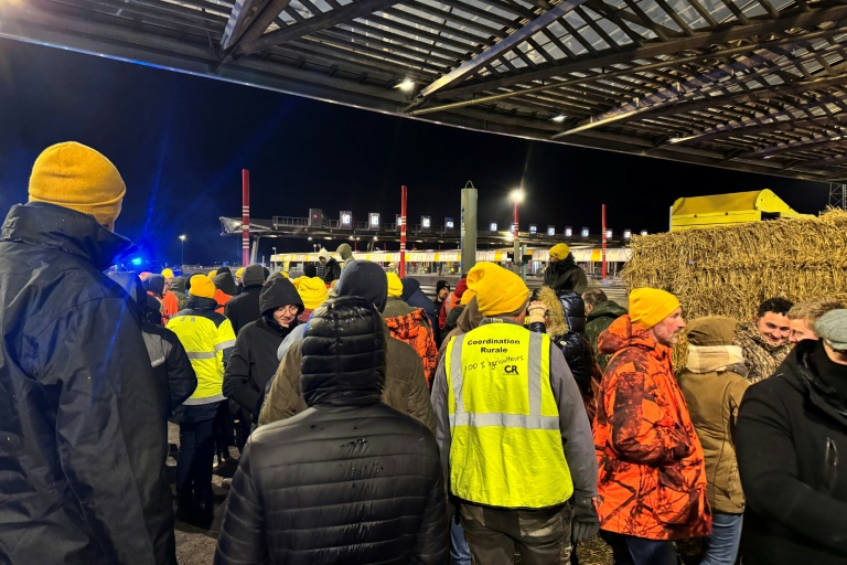 Des agriculteurs bloquent un péage de l'autoroute A1 le 11 janvier 2026 à hauteur de  Fresnes-les-Montauban, dans le Pas-de-Calais