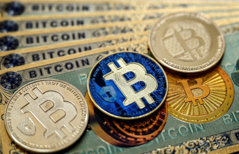Un nombre croissant d'entreprises misent sur le bitcoin pour diversifier leurs réserves, contrer l'inflation ou attirer les investisseurs, une stratégie à fort potentiel mais à haut risque