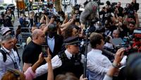 Le comédien britannique Russell Brand (c), poursuivi pour viols et agressions sexuelles, arrive au tribunal de Westminster à Londres, le 2 mai 2025