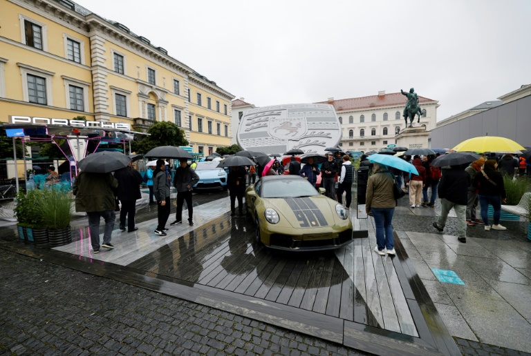 Devant le stand Porsche à Munich, en Allemagne, le 10 septembre 2025