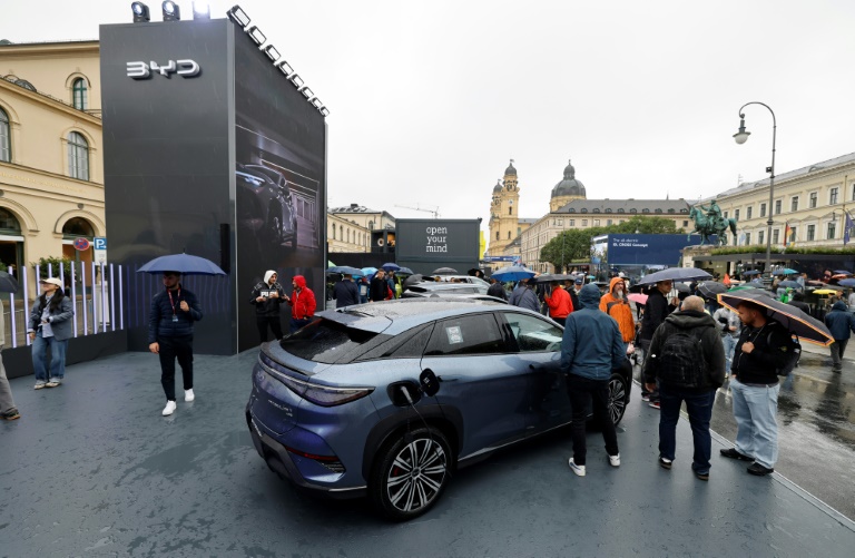 Un véhicule BYD devant le stand du constructeur chinois à Munich, en Allemagne, le 10 septembre 2025