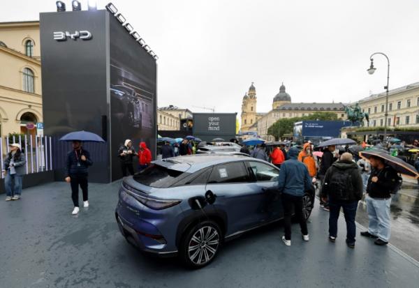 Un véhicule BYD devant le stand du constructeur chinois à Munich, en Allemagne, le 10 septembre 2025