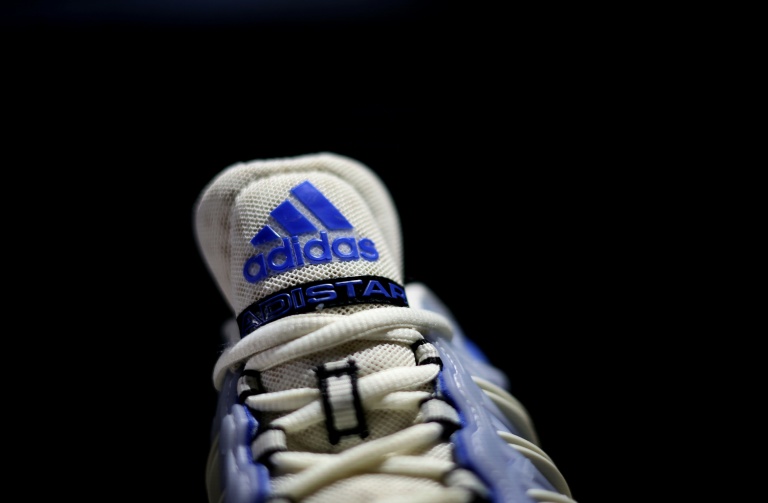 Pour 2026, le groupe d'Herzogenaurach peut compter sur les Jeux olympiques d'hiver et la Coupe du monde de football cet été, qui devrait à elle seule générer un milliard d'euros de chiffre d'affaires, du ballon officiel aux tenues des équipes