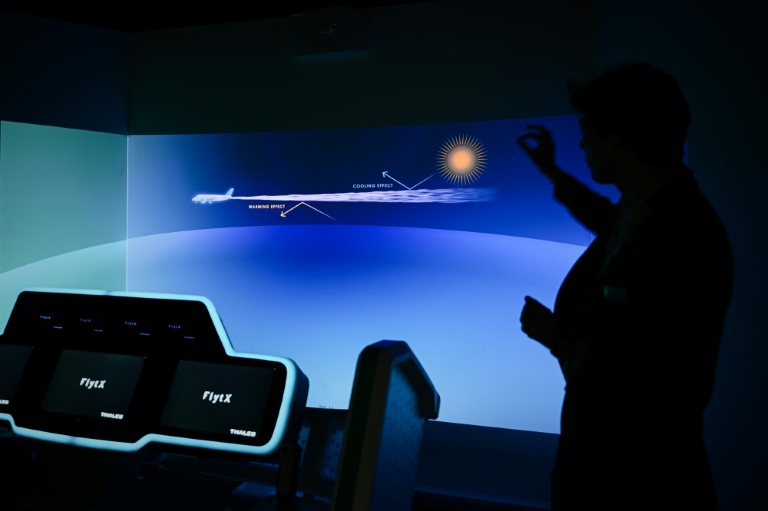 Thales présente son cockpit connecté sur son site de Mérignac, près de Bordeaux, dans le sud-ouest de la France, le 28 mai 2025