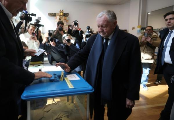 L'homme d'affaires Jean-Michel Aulas, candidat à la mairie de Lyon adoubé par la droite et le centre, vote au premier tour des élections municipales, le 15 mars 2026 à Lyon 