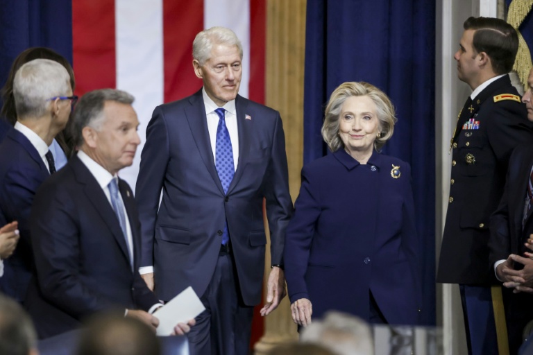 L'ancien président américain Bill Clinton et son épouse l'ex-cheffe de la diplomatie Hillary Cliton à la cérémonie d'investiture de Donald Trump le 20 janvier 2025