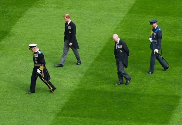 De g. à d.: le roi Charles III, le prince Harry, le prince Andrew et le prince William, aux funérailles d'Elizabeth II, le 19 septembre 2022, au château de Windsor