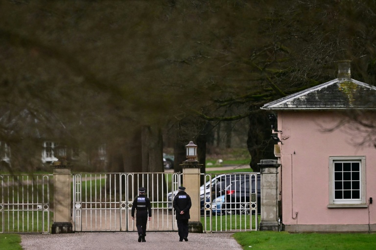 Des policiers devant l'entrée de la propriété Royal Lodge, ancienne résidence du prince Andrew, le 20 février 2026 à Windsor, à l'ouest de Londres, où des perquisitions sont effectuées