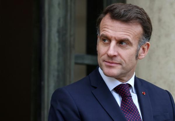 Le président Emmanuel Macron sur le perron de l'Elysée, le 6 février 2026 à Paris