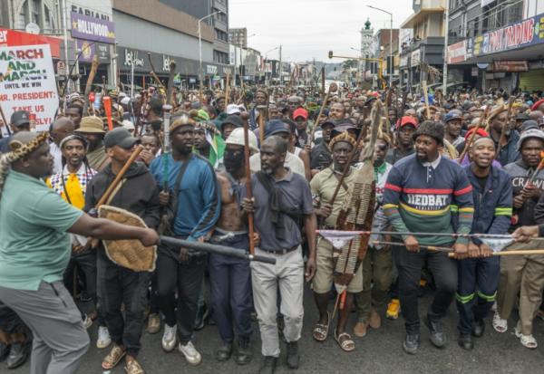 Des membres du régiment zoulou "Amabutho" lors d'une manifestation du mouvement March and March pour le départ d'Afrique du Sud des étrangers en situation irrégulière, le 30 juin 2026 à Durban