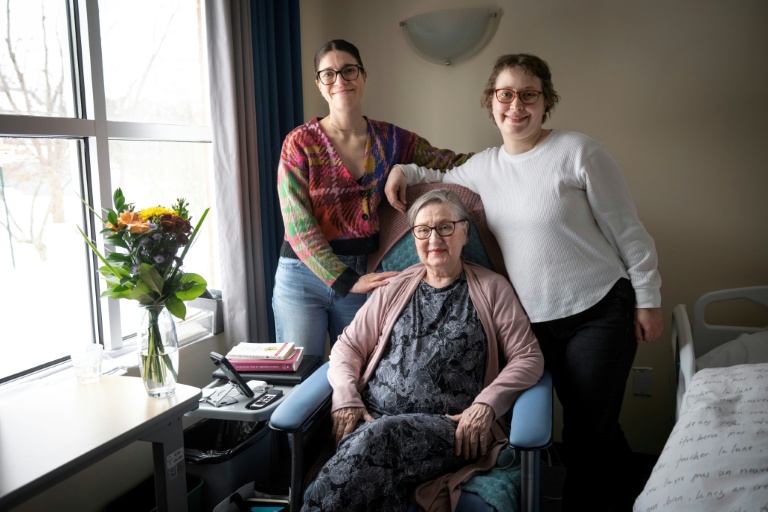 La Québecoise Rachel Fournier (C) avec sa nièce Virginie Laroche (G) et sa filleule Emilie Laroche, à la maison de soins palliatifs de Boucherville, au Québec, le 20 février 2026