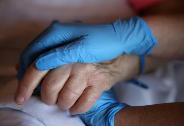 L'Assemblée nationale a adopté vendredi plusieurs articles clés de la loi sur l'aide à mourir, notamment un article définissant les critères d'éligibilité pour y accéder