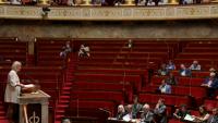 La ministre de la Santé, Stéphanie Rist (g) lors d'un débat à l'Assemblée nationale sur le nouveau projet de loi créant un droit à l'aide à mourir, le 22 juin 2026 à Paris