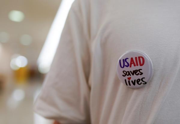 Un badge "USAID sauve des vies", porté par un ancien employé fédéral, à Washington, le 24 juin 2025