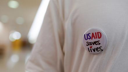 Un badge "USAID sauve des vies", porté par un ancien employé fédéral, à Washington, le 24 juin 2025