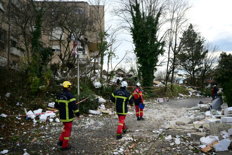 Des pompiers sur les lieux d'une explosion dans un immeuble résidentiel à Trévoux, dans l'Ain, le 16 décembre 2025 