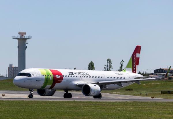Un avion de la compagnie aérienne TAP Air Portugal sur le tarmac de l'aéroport Humberto Delgado à Lisbonne, le 2 avril 2026