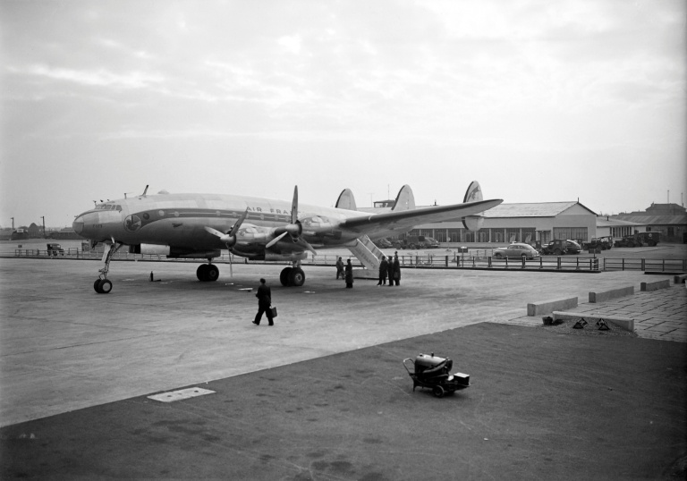 Un avion Lockheed Constellation d'Air France sur le tarmac de l'aéroport d'Orly, avant un vol pour New York ,le 4 novembre 1946