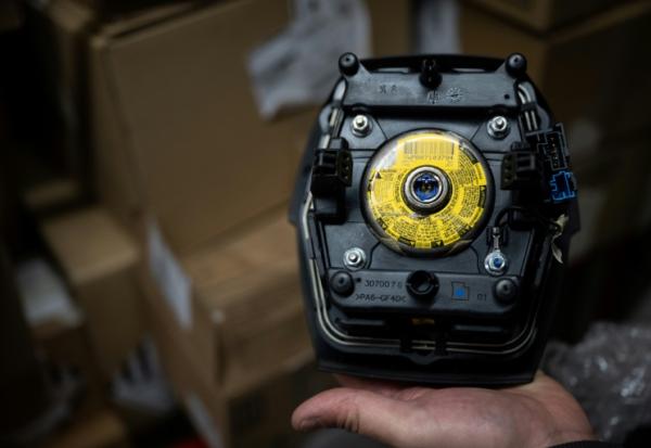 Un module d'airbag du fabricant japonais Takata, dans un garage de Mulhouse, le 19 février 2025 dans le Haut-Rhin