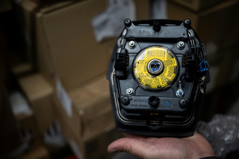 Un module d'airbag fabriqué par le fabricant japonais Takata, dans un garage de Mulhouse, dans l'est de la France, le 19 février 2025