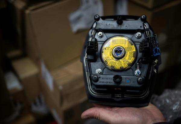 Un module d'airbag fabriqué par le fabricant japonais Takata, dans un garage de Mulhouse, dans l'est de la France, le 19 février 2025