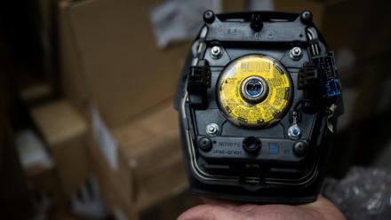 Un module d'airbag fabriqué par le fabricant japonais Takata, dans un garage de Mulhouse, dans l'est de la France, le 19 février 2025