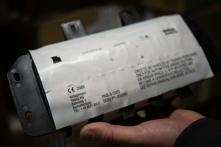 Un module d'airbag fabriqué par Takata, dans un garage à Mulhouse, le 19 février 2025