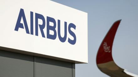 Logo d'Airbus au salon aéronautique de Farnborough, près de Londres, le 21 juillet 2026