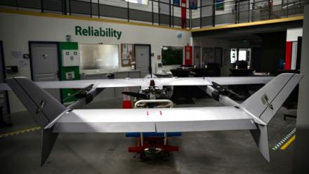 Un drone à l'usine Survey Copter, filiale d'Airbus, à Pierrelatte, le 31 mars 2026 dans la Drôme
