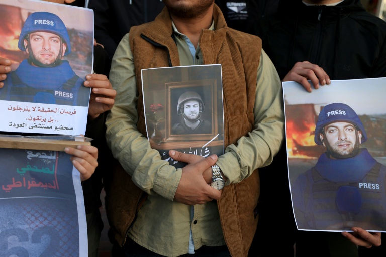 Des portraits de Mohammed Wishah, journaliste travaillant pour la chaîne qatarie Al-Jazeera, tué le 8 avril dans une attaque israélienne au camp de réfugiés de Bureij, dans la bande de Gaza, le 11 avril 2026