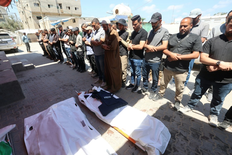 Des proches du cameraman d'Al Jazeera, Ahmed Wishah, tué la veille dans une frappe israélienne, prient devant sa dépouille à l'hôpital des martyrs d'Al-Aqsa à Deir el-Balah, dans le centre de la bande de Gaza, le 21 juin 2026