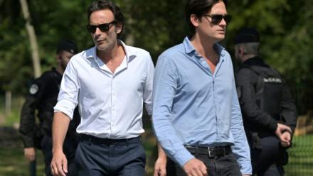 Les fils de l'acteur Alain Delon, Anthony (g) et Alain-Fabien Delon (d) arrivent à La Brûlerie, la propriété de leur défunt père pour assister à une cérémonie funéraire privée, le 24 août 2024 à Douchy, dans le Loiret 