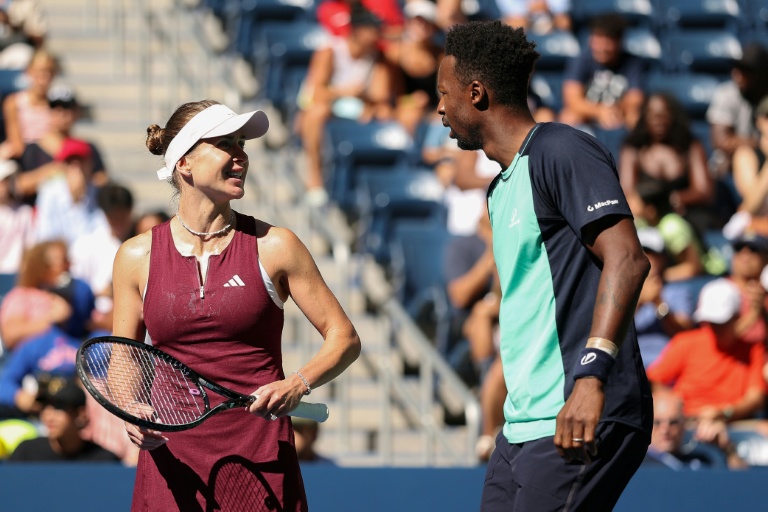 Elina Svitolina (à gauche) et Gaël Monfils, en couple dans la vie, se sont imposés en double mixte face à la paire Eala-Auger-Aliassime dans le tournoi de double mixte de l'US Open le 25 août 2026 à New York