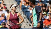 Elina Svitolina (à gauche) et Gaël Monfils, en couple dans la vie, se sont imposés en double mixte face à la paire Eala-Auger-Aliassime dans le tournoi de double mixte de l'US Open le 25 août 2026 à New York