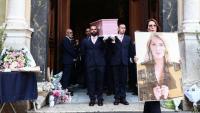 Un portrait de Loana et le cercueil transportant son corps lors de ses obsèques le 10 avril 2026, à Nice dans les Alpes-Maritimes