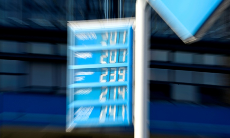 Les prix d'essence affichés dans une station service à Berlin le 11 mars