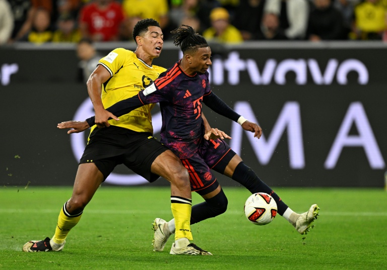 L'attaquant français Michael Olise du Bayern Munich (à droite) à la lutte avec le milieu de terrain anglais du Borussia Dortmund, Jobe Bellingham, lors de la Supercoupe d'Allemagne à Dortmund, le 22 août 2026.