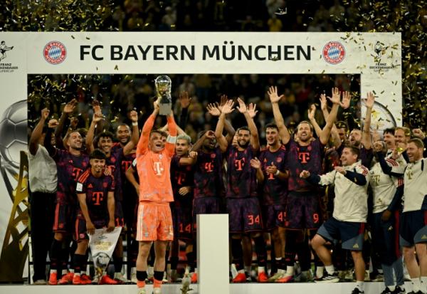 Le gardien et capitaine du Bayern Munich Manuel Neuer soulève le trophée de la supercoupe d'Allemagne remporté face au Borussia Dortmund (2-1) le 22 août 2026 à Dortmund