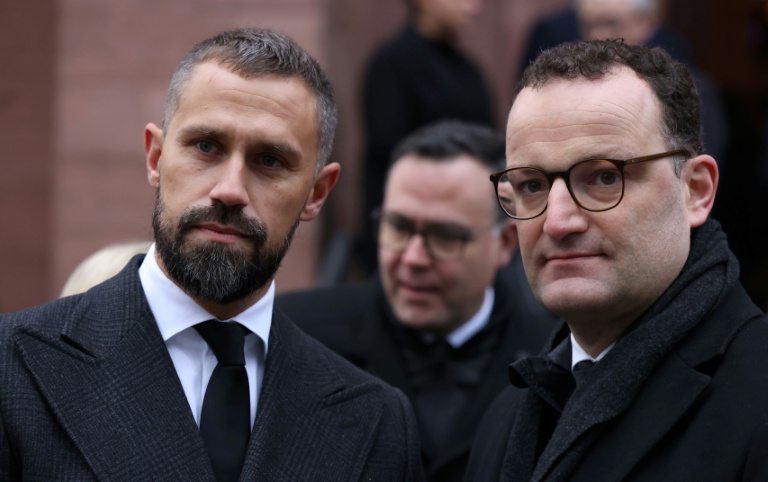 L'ancien ministre de la Santé allemand Jens Spahn (D) et son mari Daniel Funke, le 5 janvier 2024 à Offenburg, dans le sud de l'Allemagne