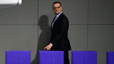 Le chef des députés conservateurs allemands, Jens Spahn, assiste à une séance plénière du Bundestag, la chambre basse du Parlement, le 5 décembre 2025 à Berlin 