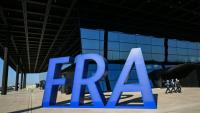 Les lettres FRA devant le troisième terminal de l'aéroport de Francfort, lors de son inauguration, le 22 avril 2026 en Allemagne
