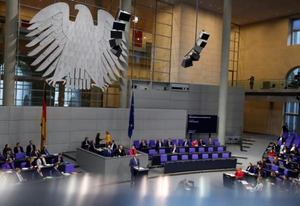 Les députés allemands ont adopté vendredi une réforme pour rendre les plans d'épargne-retraite subventionnés plus attractifs