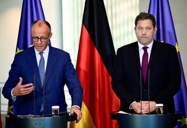 Le chancelier allemand Friedrich Merz (à gauche) et le ministre social-démocrate des Finances et vice-chancelier Lars Klingbeil (à droite) lors d'un sommet de crise sur le secteur de l'acier le 6 novembre à Berlin