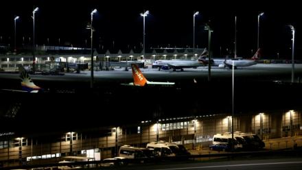 Un avion de la compagnie aérienne EasyJet parmi d'autres immobilisés à l'aéroport international de Munich, dans le sud de l'Allemagne, tôt le matin du 4 octobre 2025