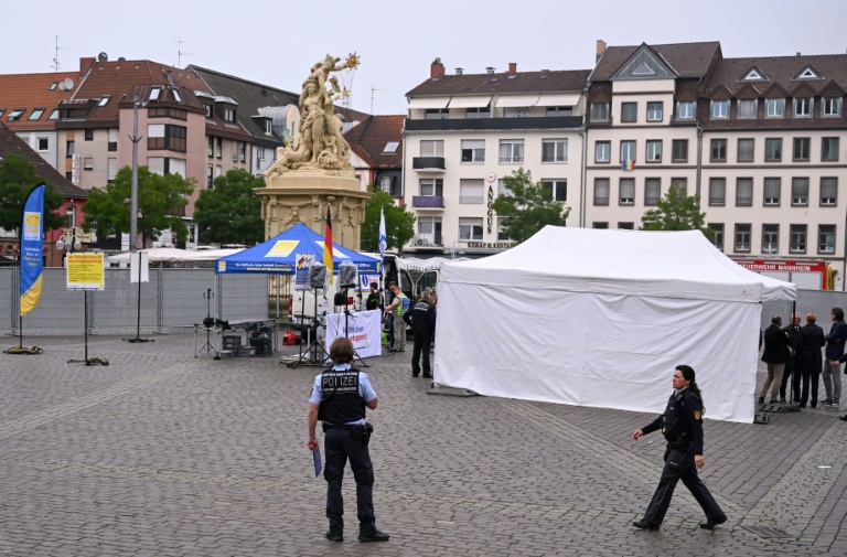 Des policiers sur les lieux d'une attaque au couteau à Mannheim, dans l'ouest de l'Allemagne, le 31 mai 2024