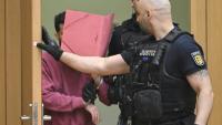 L'accusé (g) arrive dans la salle d'audience du tribunal régional de Stuttgart-Stammheim, dans le sud de l'Allemagne, le 13 février 2025
