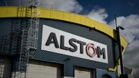 Le logo Alstom, photographié sur l'usine du constructeur ferroviaire à La Rochelle, le 17 avril 2026
